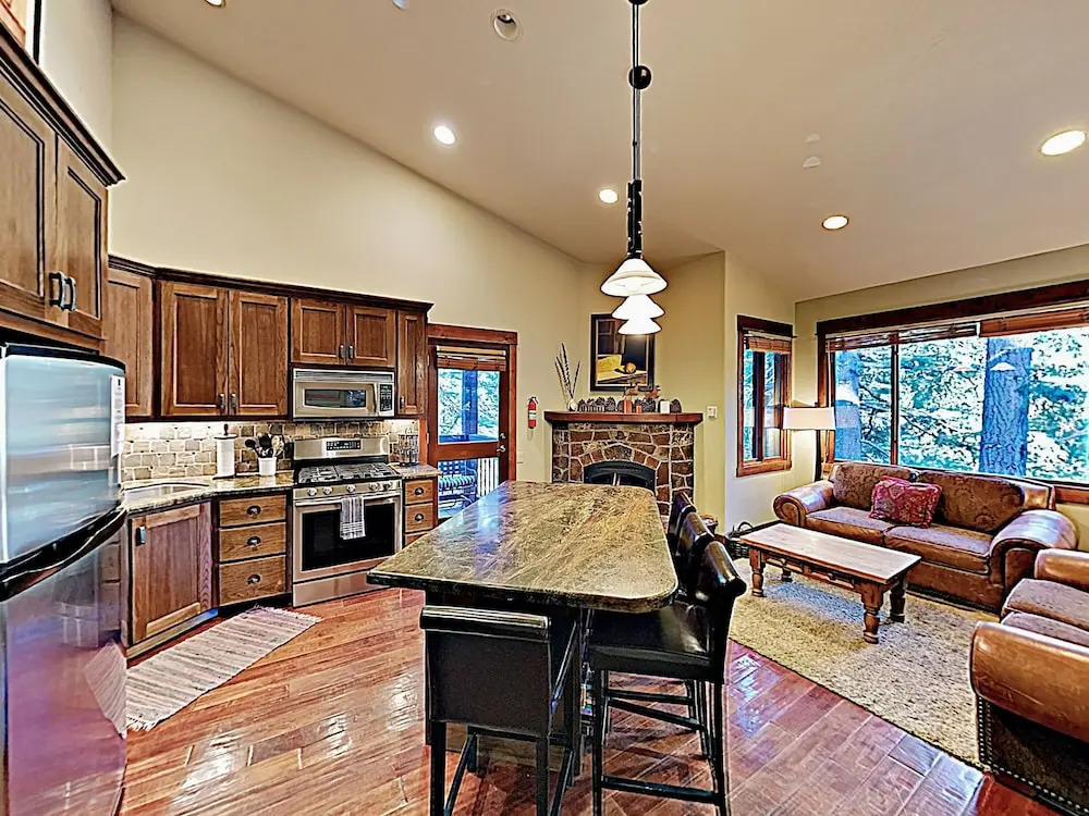 All-season Mountain Getaway W/ Pools & Hot Tubs 2 Bedroom Condo