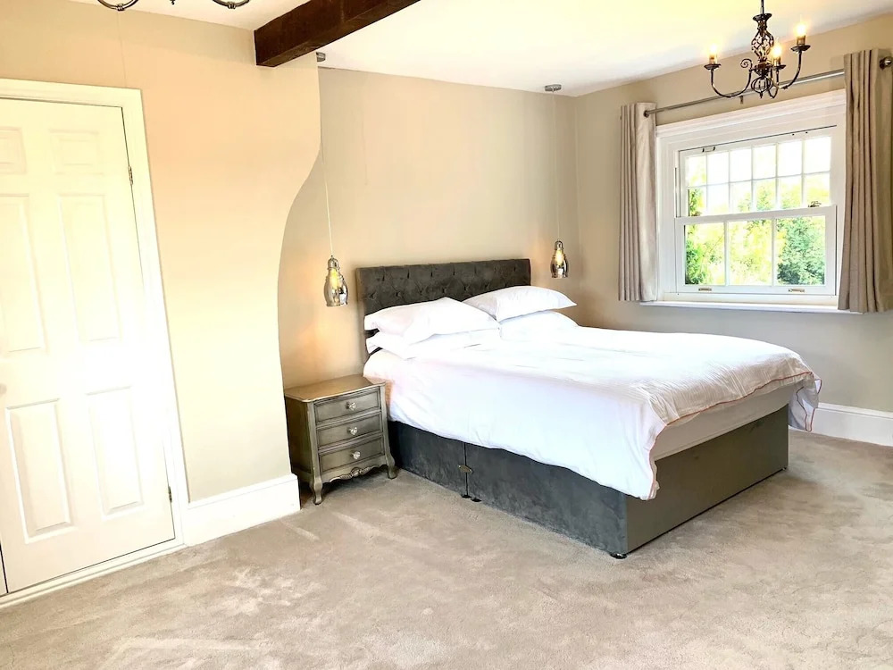 The Farmhouse - Sleeps 12 with Private Grounds