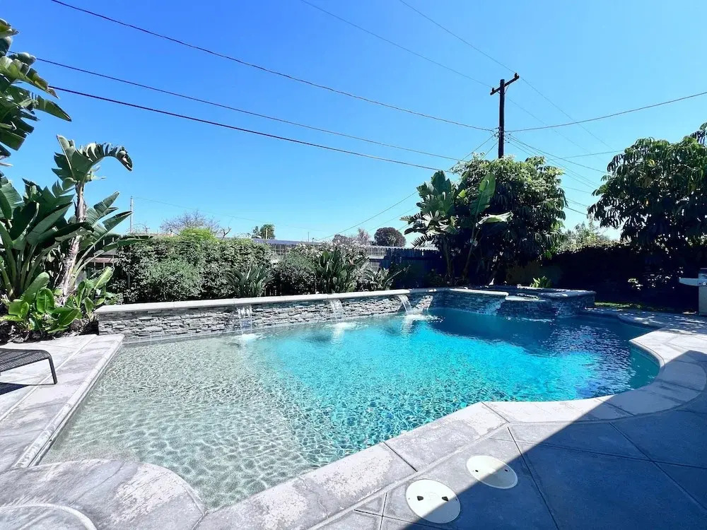 Sweet 4 bedroom, 3 bath plus Loft Bedroom, Pool Home
