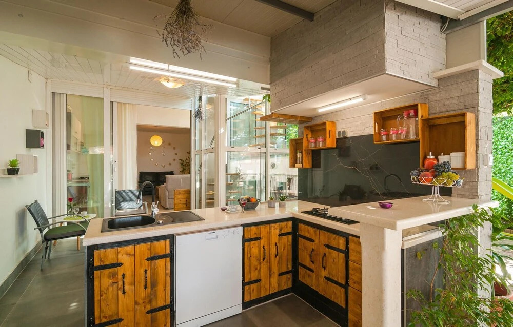 Six-Bedroom Holiday Home In Zrnovnica