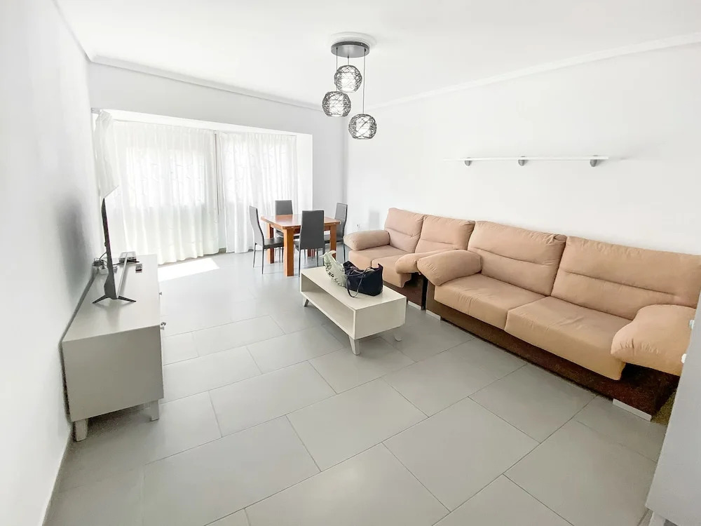 Elegant 4 beds train station upto 6 Pax