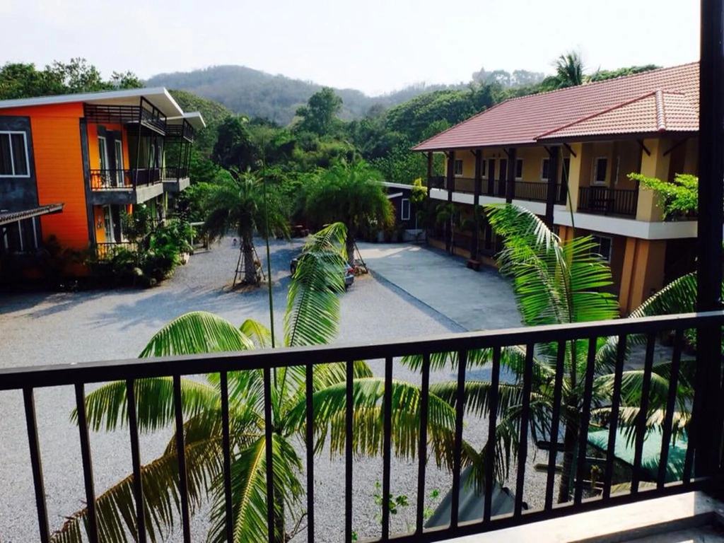Bansuanrimnam Pakchong Resort