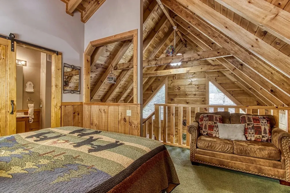 ER83 - Savage Loft - Your Close to the Action Cabin Getaway cabin