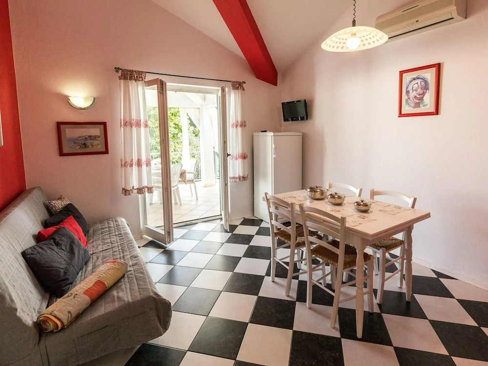 Lovely 4 Bedroom Apartment with Beautiful Garden And Terrace, 50m From the Beach