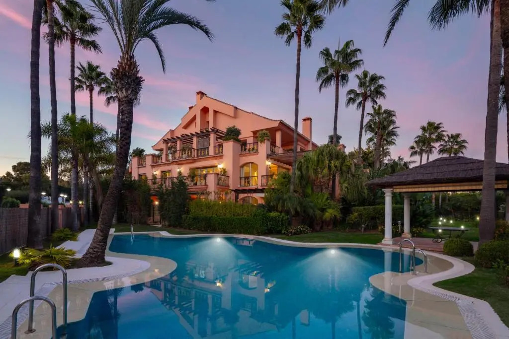 Cubo's Luxury Beach Front Duplex Puerto Banús