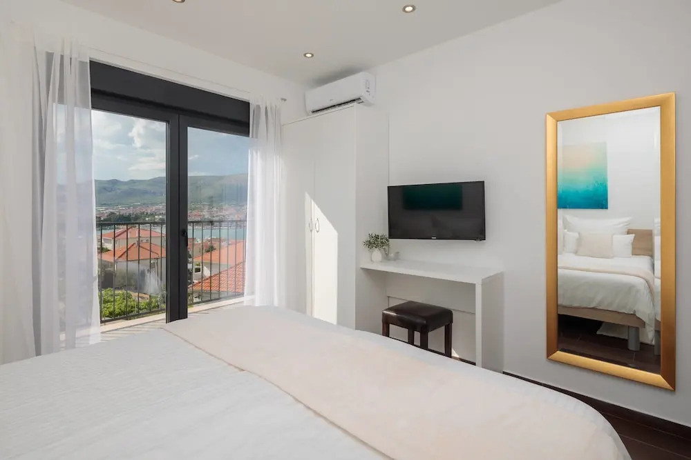 Villa Salt - 10 people, heated pool, Trogir, near beach & Split airport