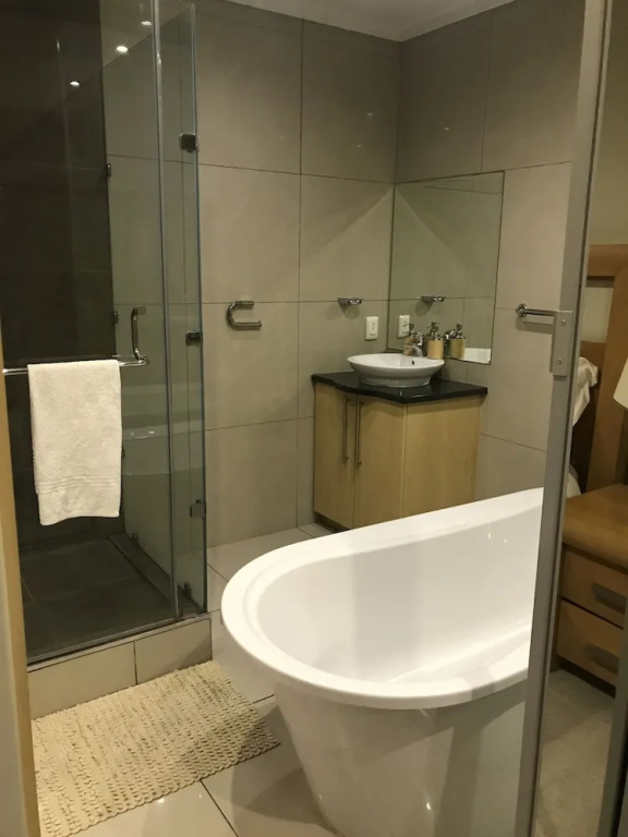 First Divine Suites - Hydro Park