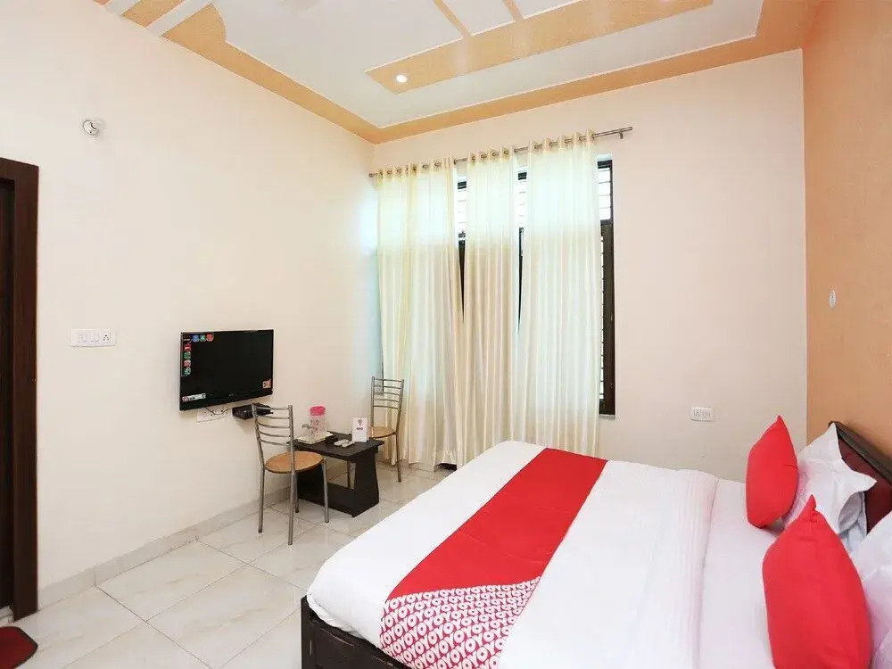 Goroomgo Pushpa Palace Mathura