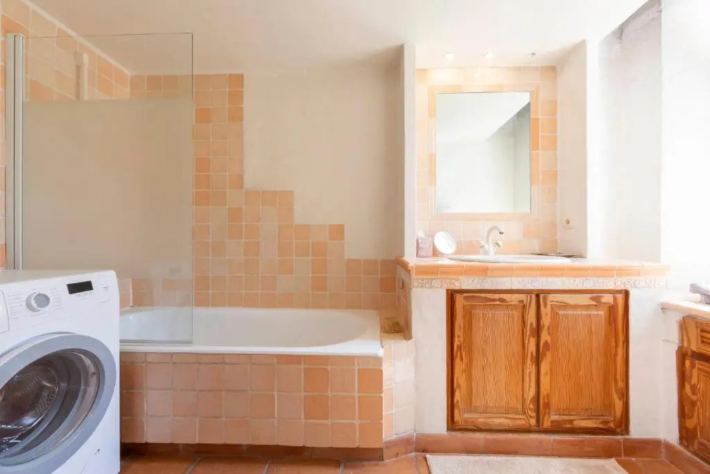 Large spacious 2 BDR apt heart of Antibes 300 meters from beach