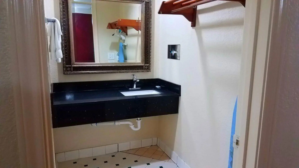Red Roof Inn & Suites Houston - Hobby Airport