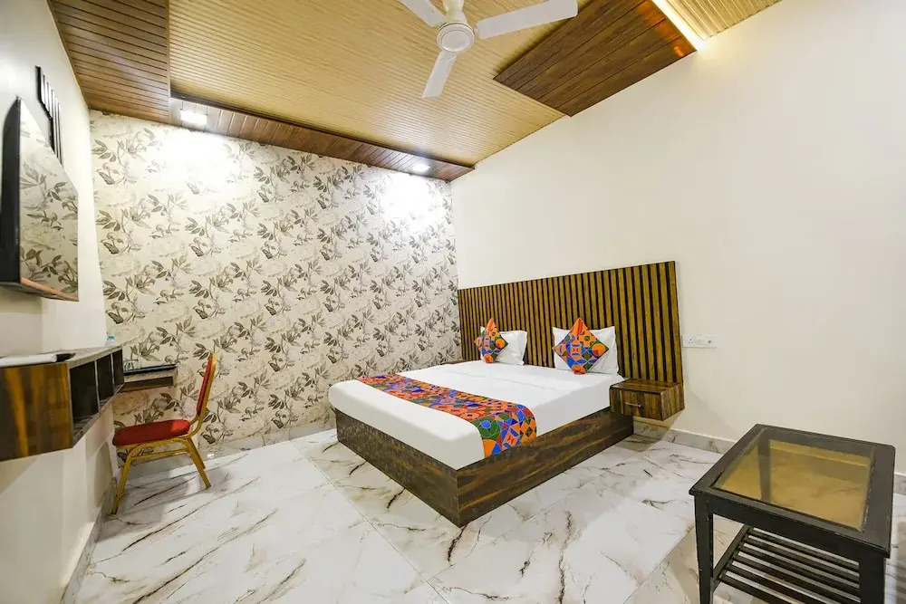 Crystal Palace by OYO Rooms
