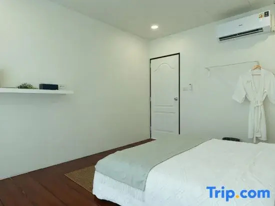 House of Patcha เรือลพัชชา Hostel share bathroom