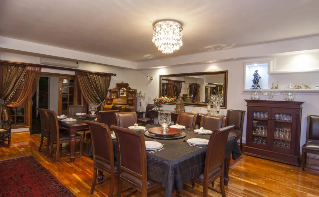 Aristo Manor