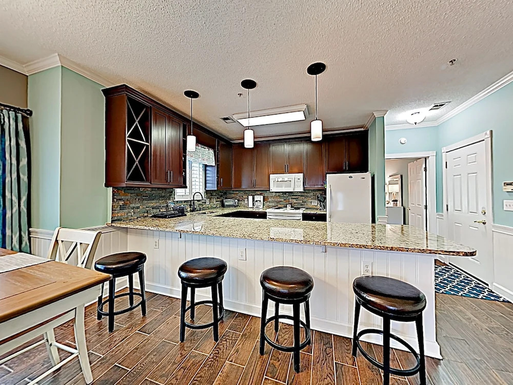 New Listing! Pristine Condo W/ Pool & Patio Condo