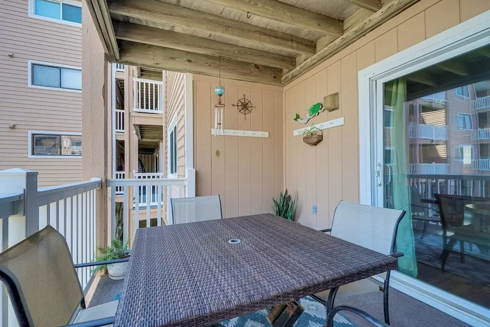 Breezy Carolina Beach Condo w/ Balcony & Pools!