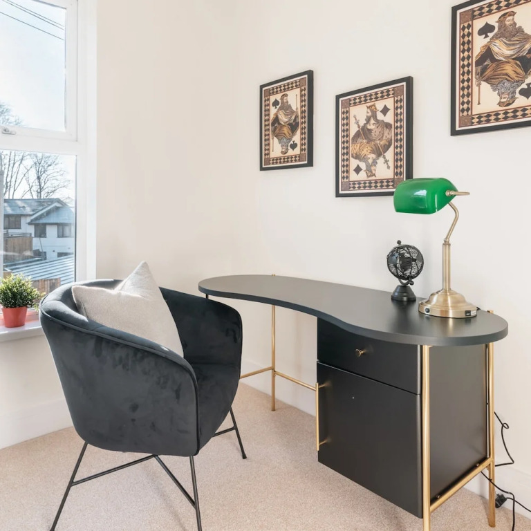 Kensington Place - 4 Bedroom Home w Free Parking