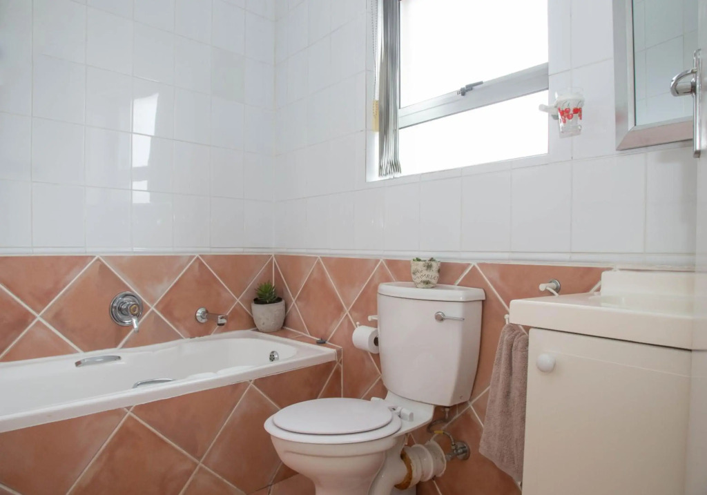 Luxury beachfront 2 bed, 2 bath with communal swimming pool