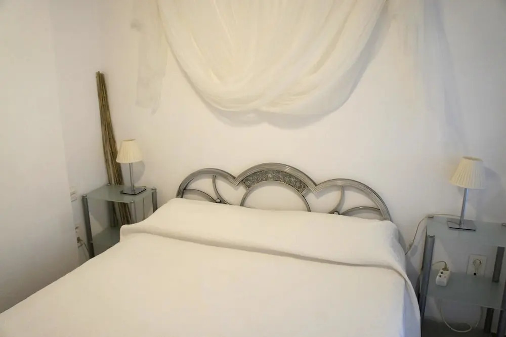 Apartment With one Bedroom in Calahonda, With Wonderful sea View, Pool Access and Wifi - 100 m From the Beach