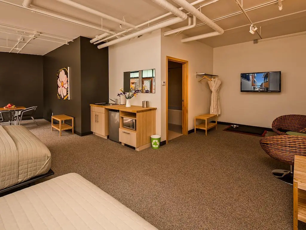 Island Inn at 123 West