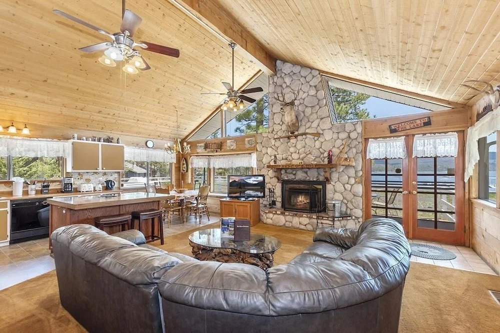 012 - Lakefront Chalet