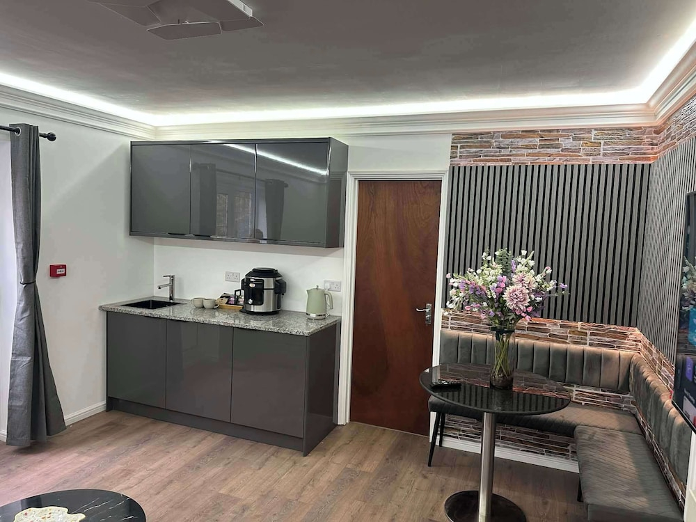 Apartment Sleeps 4 With Enclosed Garden