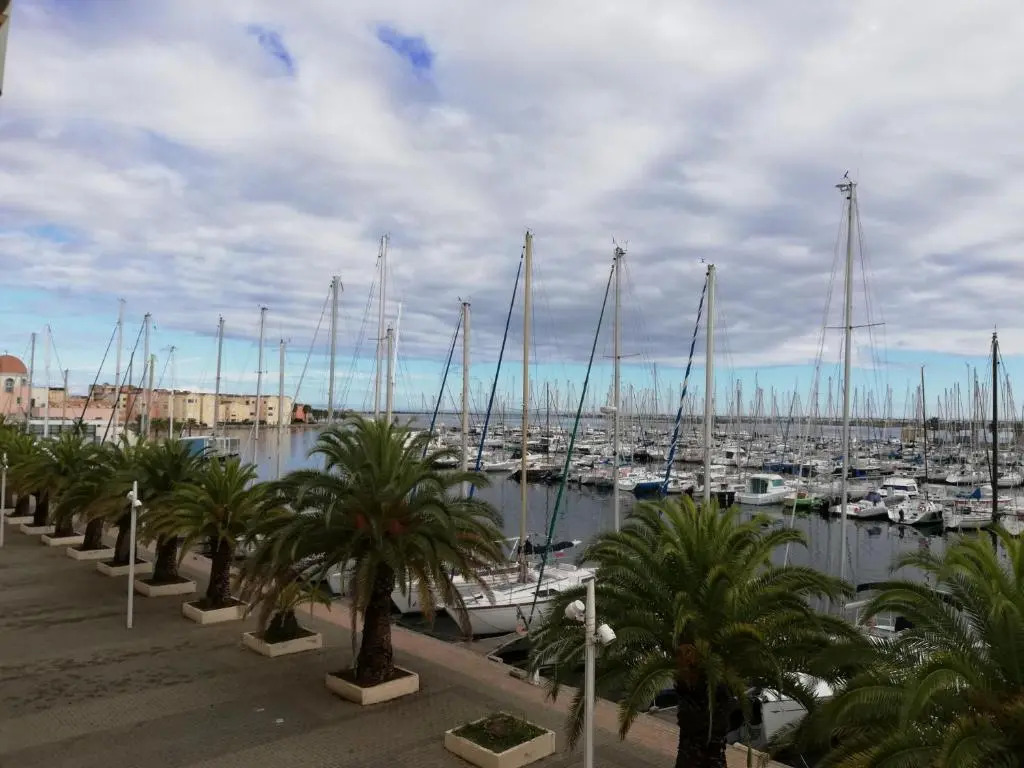T2 sur le port avec parking