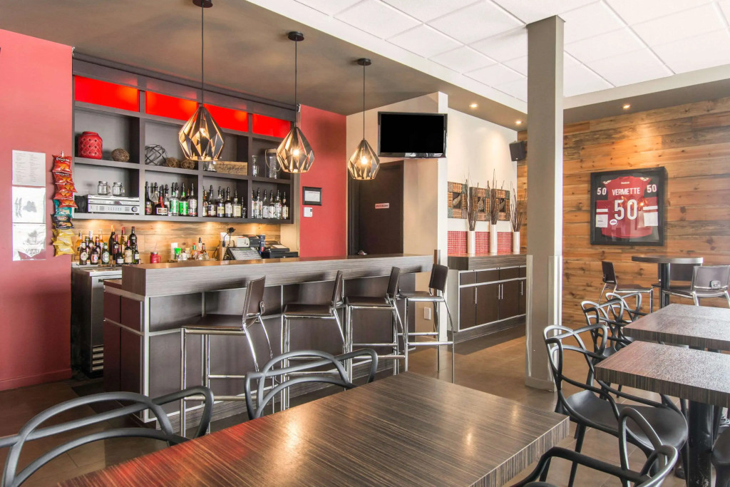 Econo Lodge Inn & Suites
