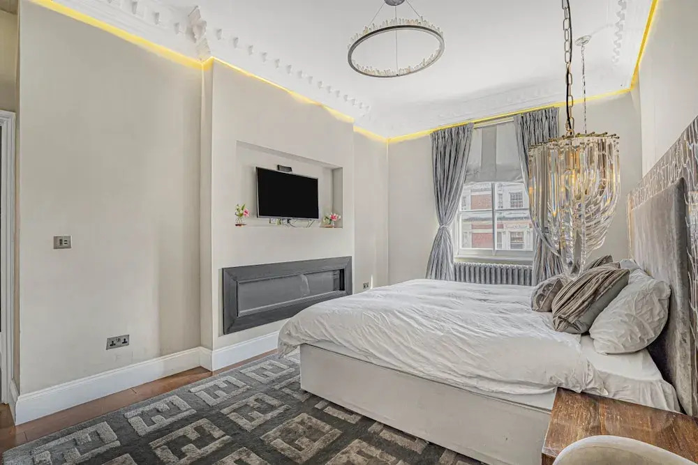 Royal Residence - Steps Away From Hyde Park