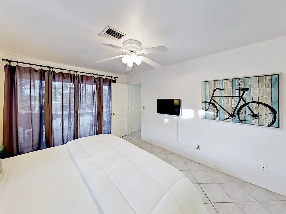 445 Bayshore Drive Home 4 Bedrooms 2 Bathrooms Home