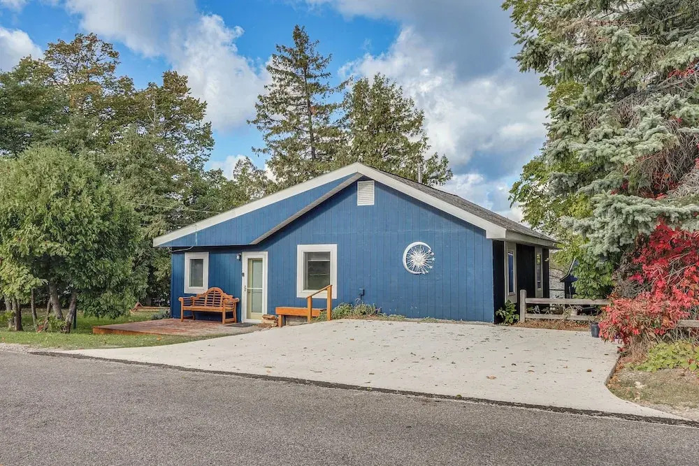 Serene Leelanau Lake Escape Near Wine Trail