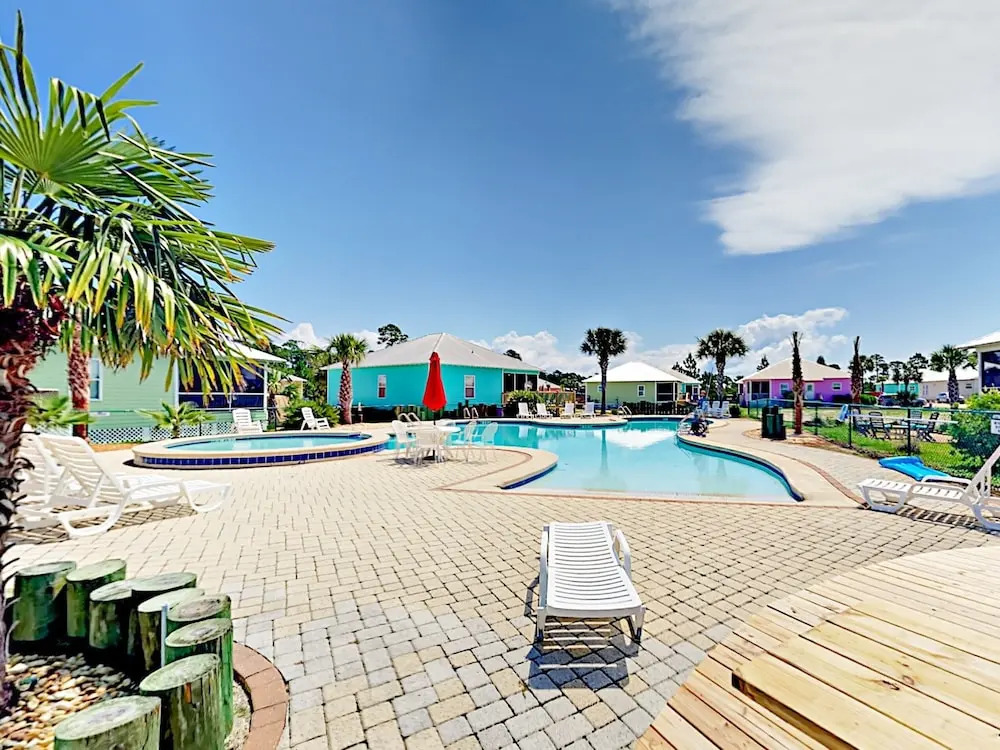 Updated Beach W/ Pools - Walk To Waves! 3 Bedroom Cabin