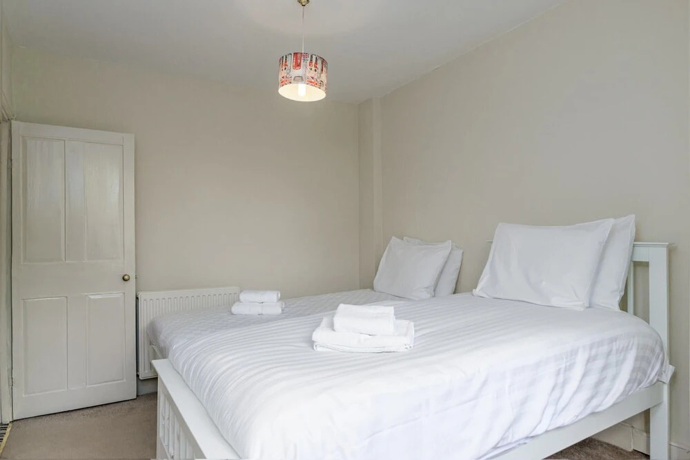 Marvelous 3BR Kennington House w Garden by GuestReady
