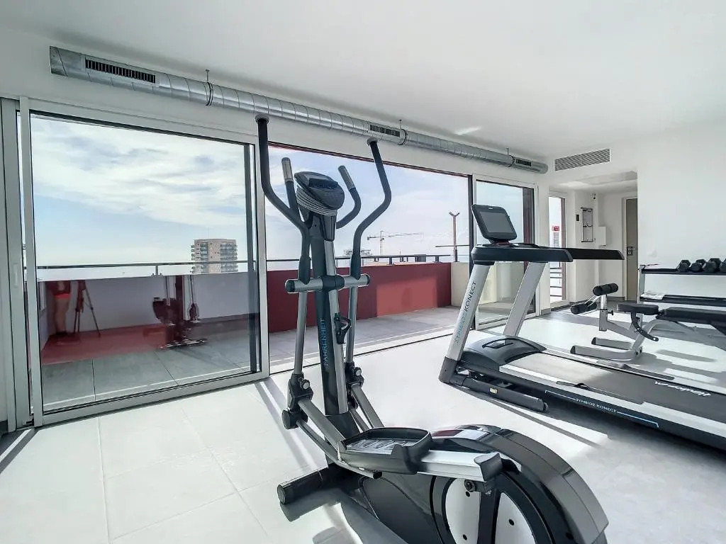 2br apartment with parking near Monaco