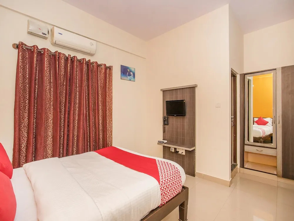 OYO 15711 Athiti Residency