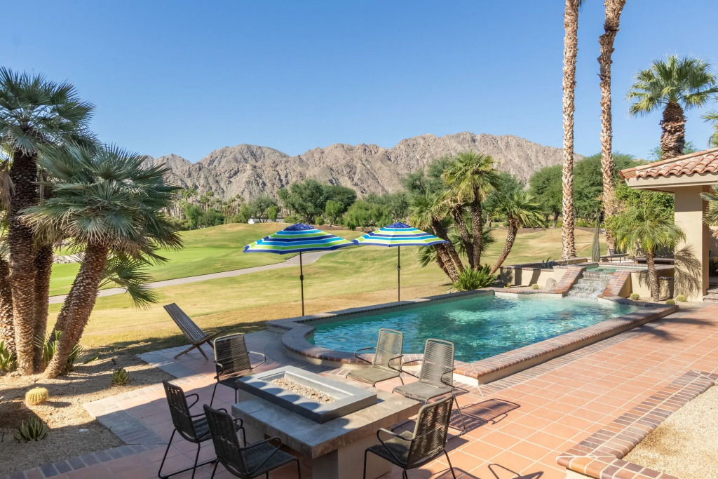 Moonshine by Avantstay Modern & Stylish Estate w/ Bar, Fire Pit & Hot Tub 5 bd