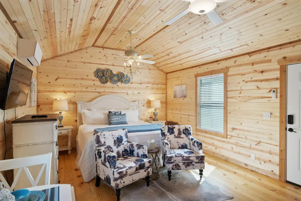 Stunning Cabin Right on Main St!