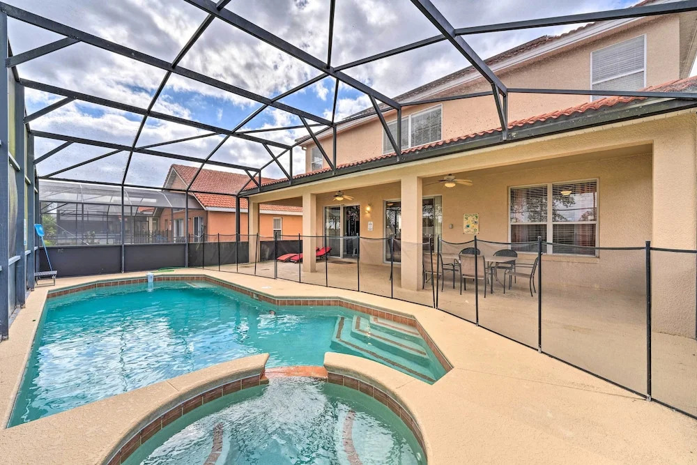 Spacious Family Home w/ Spa in Davenport