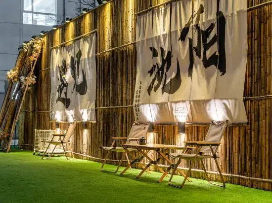 Holz Curio Hotel