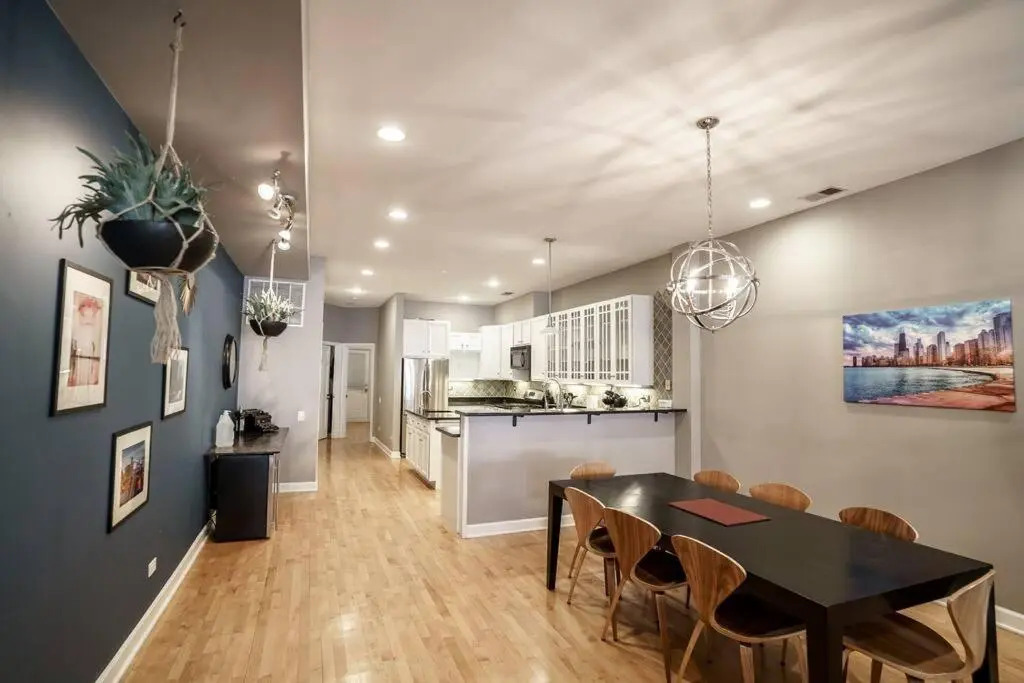 River North 3BR/2BA: HUGE, Parking, Center Chicago