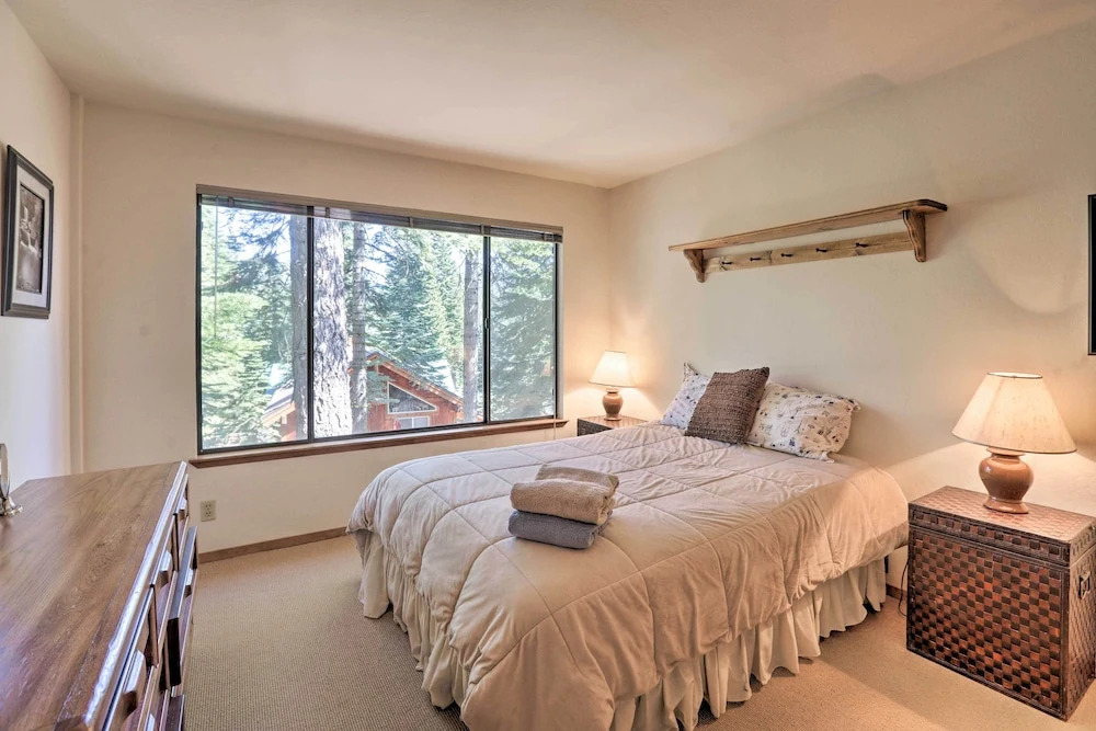 North Lake Tahoe Cabin: 4 Mi to the Beach!