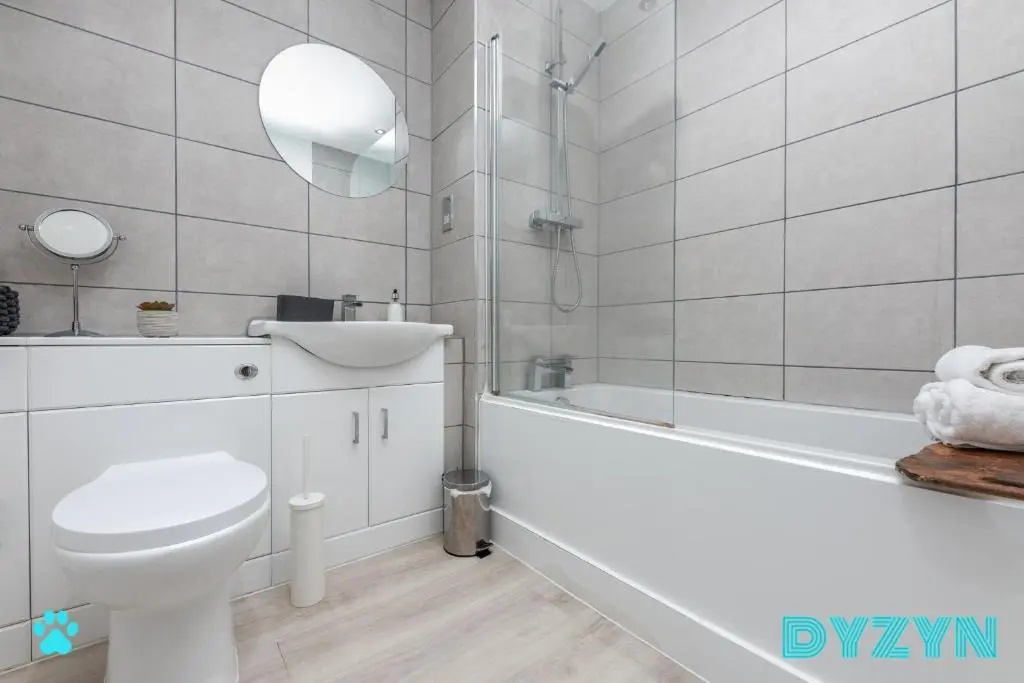 The Suite Life - DYZYN Living - Pet Friendly - Gym, Pool & Parking - B2B Stays