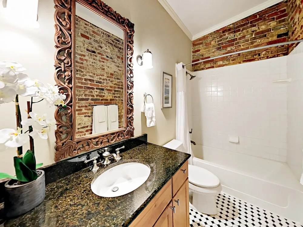 West Congress Condo #6 2 Bedrooms 1.5 Bathroom Condo
