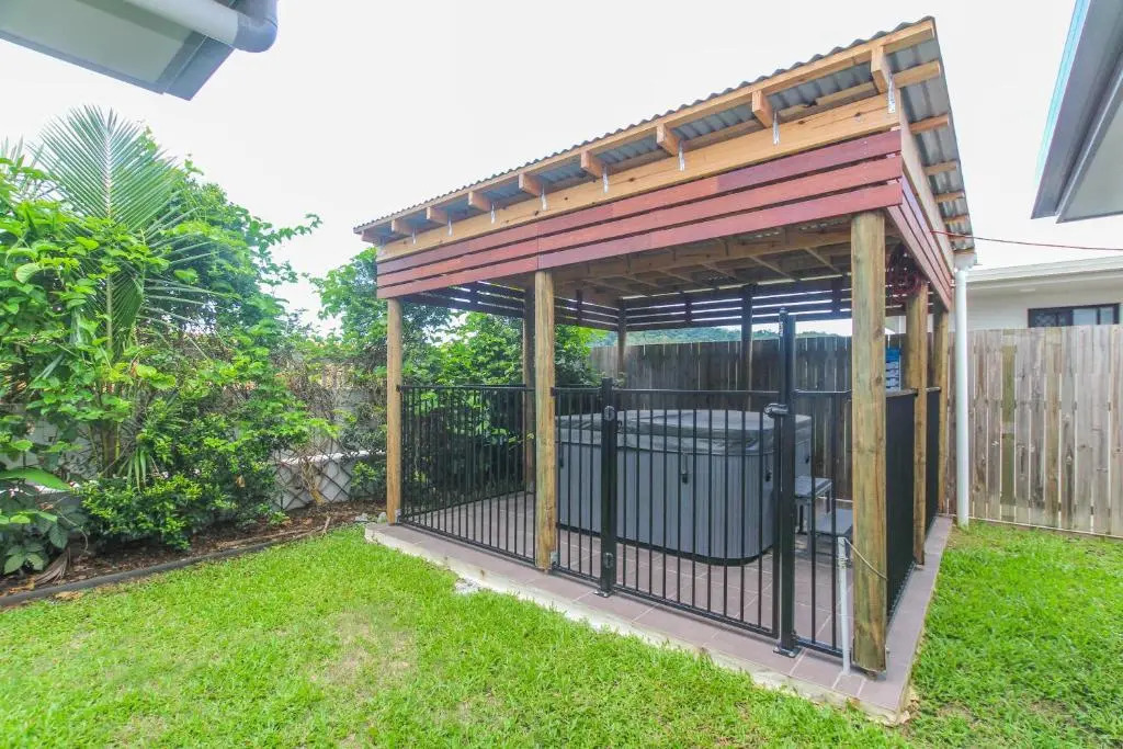 Modern Home with Private Spa and Fenced Garden