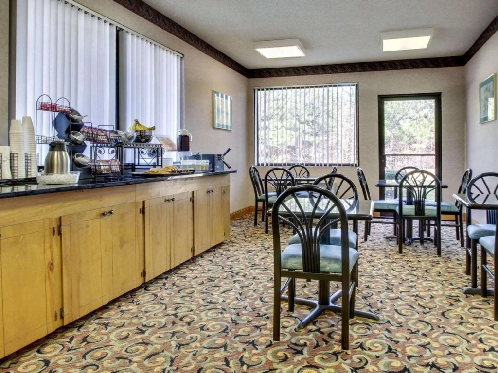 Econo Lodge Inn & Suites Forest