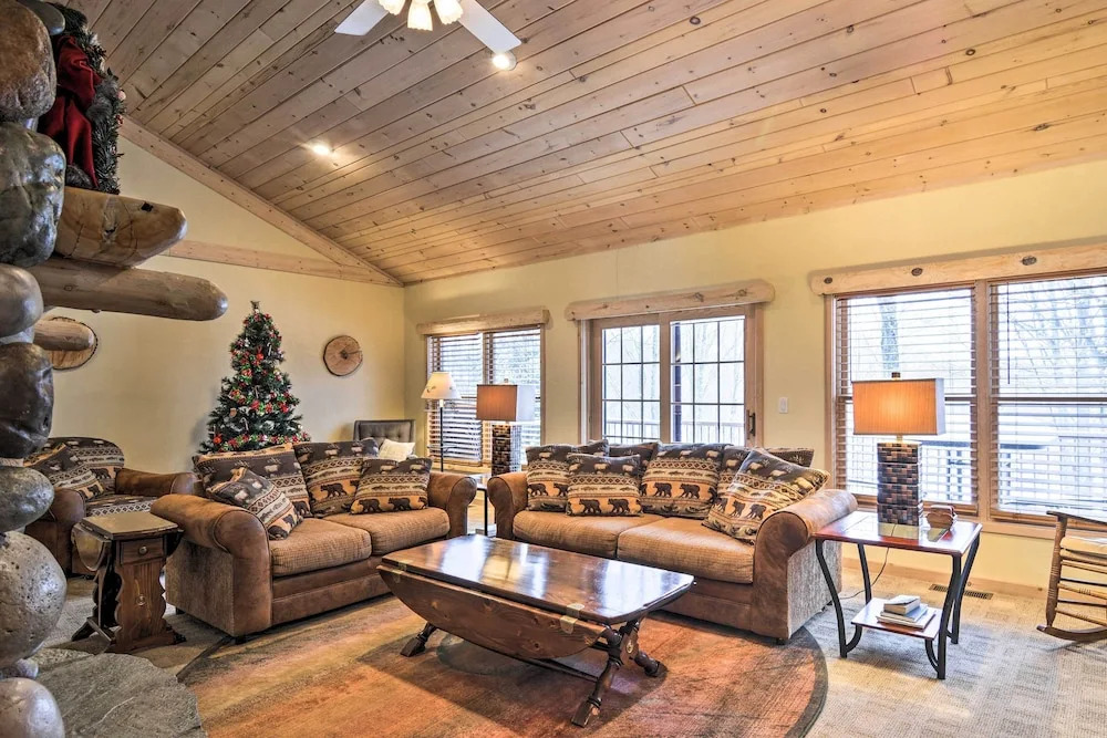 2 Mi to Schuss Mtn! Northern Retreat w/ Game Room