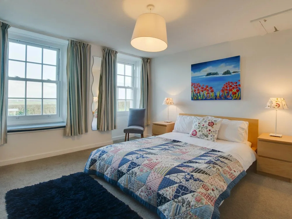 Beautiful Holiday Home in Wadebridge With a Fireplace in the Bedroom and a Lovely Garden