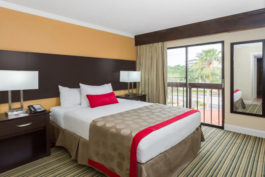 Holiday Inn & Suites Boca Raton - North