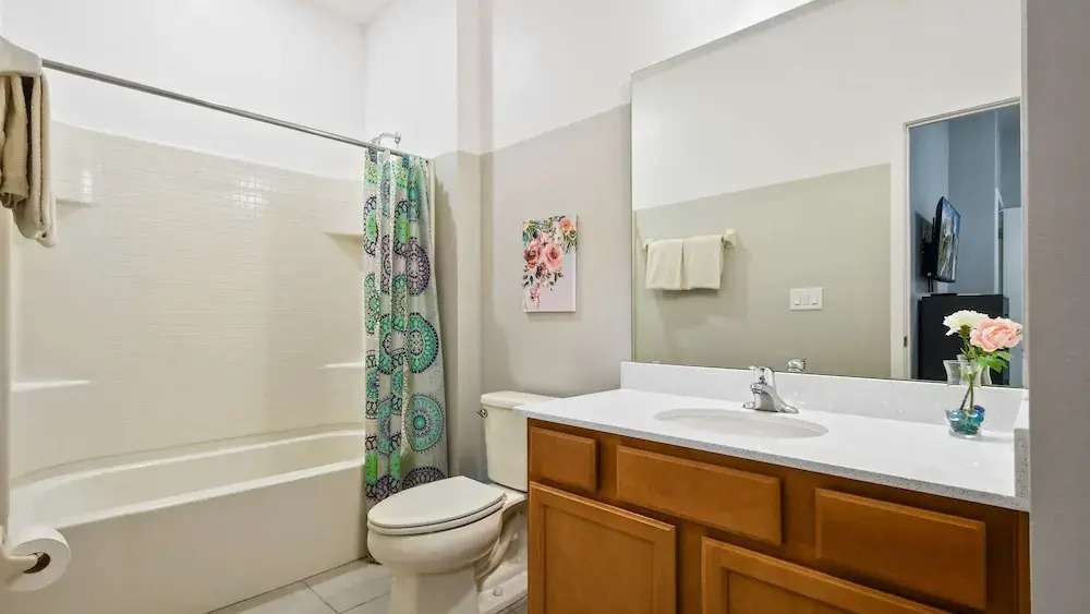 Opulent Retreat, Pool & Lake View, Near Parks