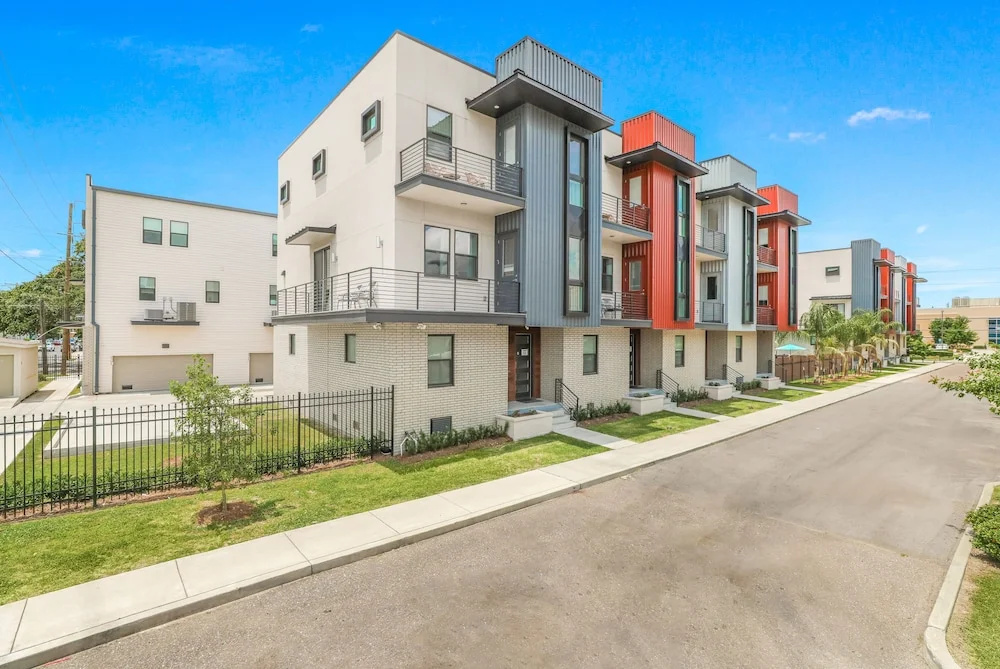 4BR Modern Townhouse in Mid City