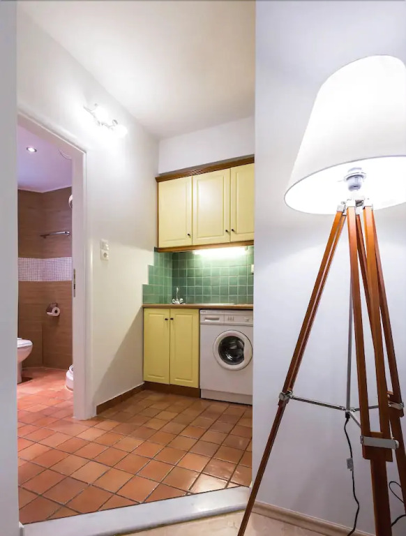 Downtown urban apartment for 4 people in Plaka